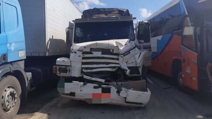 Engavetamento envolvendo vários veículos na BR 232