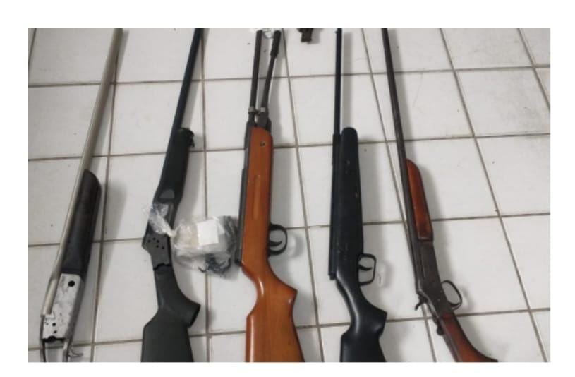 Polícia fecha fábrica clandestina de armas no Agreste-PE Polícia fecha fábrica clandestina de armas no Agreste-PE
