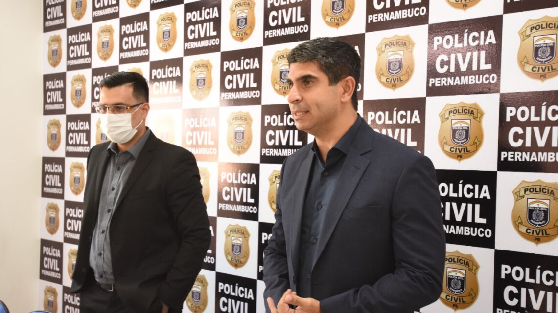 Lessa concede título de cidadão pernambucano para delegado Bruno Vital Lessa concede título de cidadão pernambucano para delegado Bruno Vital