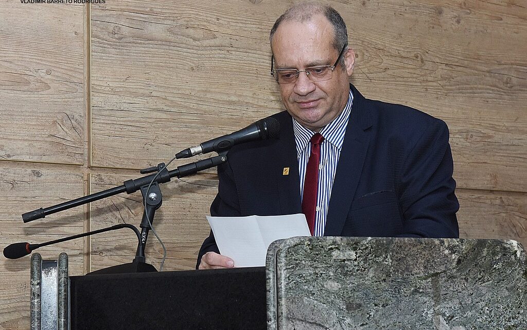 Vereador Jorge Quintino na tribuna, fala sobre projeto que fixa piso salarial para Agentes de Saúde