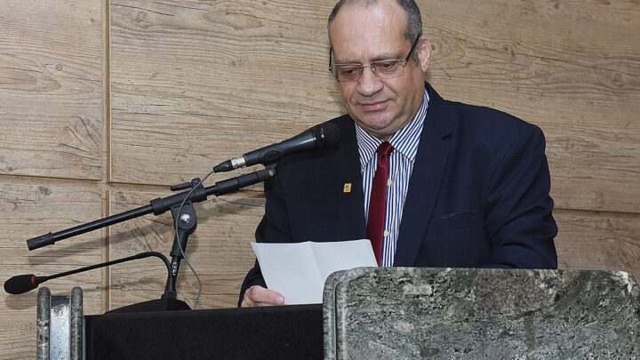 Vereador Jorge Quintino na tribuna, fala sobre projeto que fixa piso salarial para Agentes de Saúde