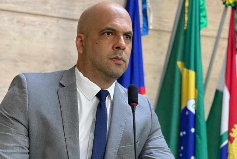 Anderson Correia e PMPE conduz homem à delegacia por abandonar cadela com patas quebradas