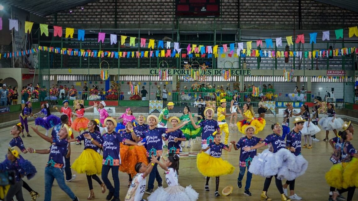Oito quadrilhas vão se apresentar no Sesc Caruaru, neste domingo (8) Oito quadrilhas vão se apresentar no Sesc Caruaru, neste domingo (8)