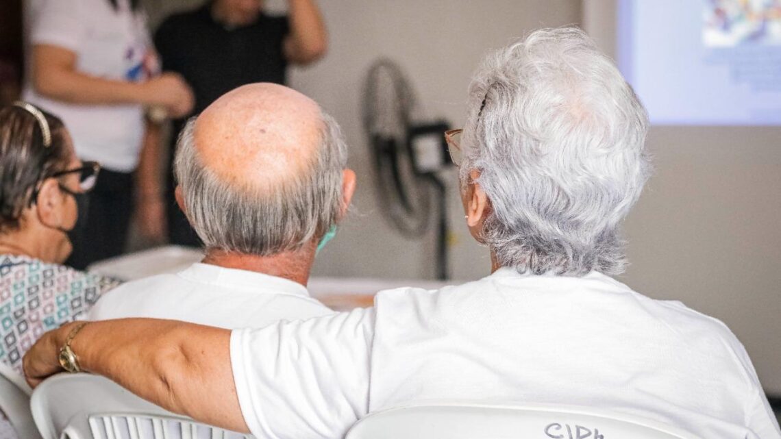 Workshop e curso de tecnologia são oferecidos para pessoas idosas em Caruaru
