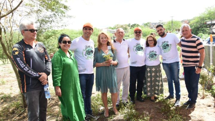 Erick Lessa entrega mudas de plantas como compensação ambiental