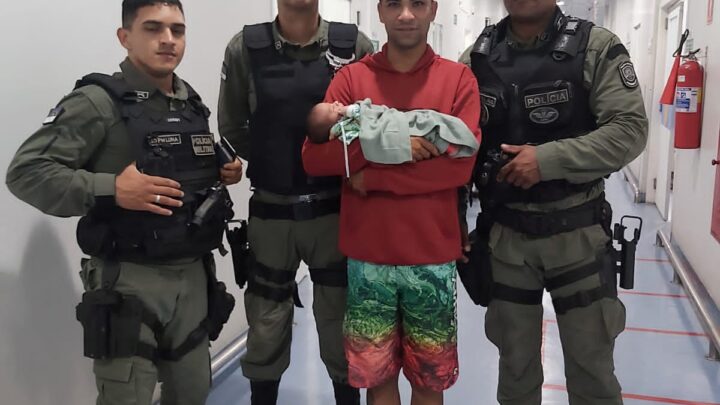 Policiais militares ajudam a salvar a vida de bebê engasgado