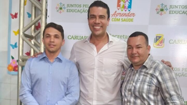 Suplente de vereador Wagner do Santa Rosa aparece ao lado do prefeito Rodrigo Pinheiro e do vereador Cabo Cardoso em entrega de óculos para os alunos da rede municipal