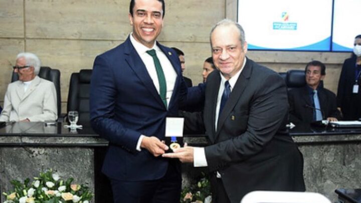 Prefeito de Caruaru recebe Medalha de Honra ao Mérito 18 de Maio durante Solenidade na Câmara de Vereadores de Caruaru