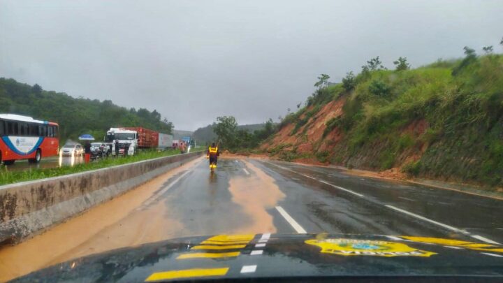 Chuva causa queda de barreira e alagamentos em Pernambuco; Confira