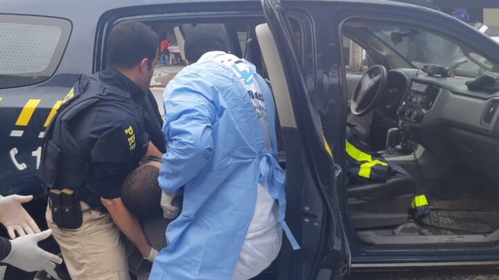 Homem é resgatado pela PRF após desabamento no Recife