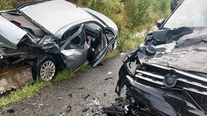 Duas mortes, após colisão entre dois carros na BR 104