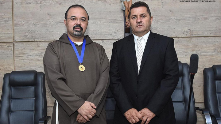 Vereador Carlinhos da Ceaca homenageia Frei Damião e Frei Jociel, em solenidade na Câmara