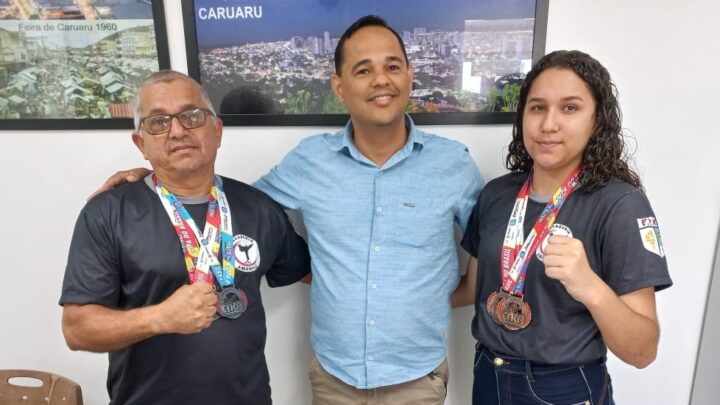 Vereador Irmão Ronaldo recebe atleta medalhista Ana Karollyne e treinador