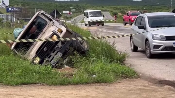 Pedreiro é morto enquanto dirigia veículo na BR 104, em Caruaru