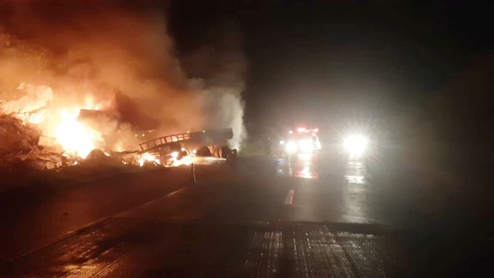 Motorista morre após colisão entre duas carretas na BR 232