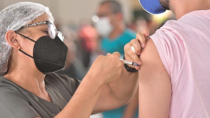 Covid-19: Caruaru inicia 4ª dose para pessoas a partir dos 50 anos e trabalhadores da saúde