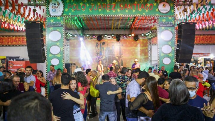 Trios pé de serra e repentistas animaram o domingo na Estação Ferroviária