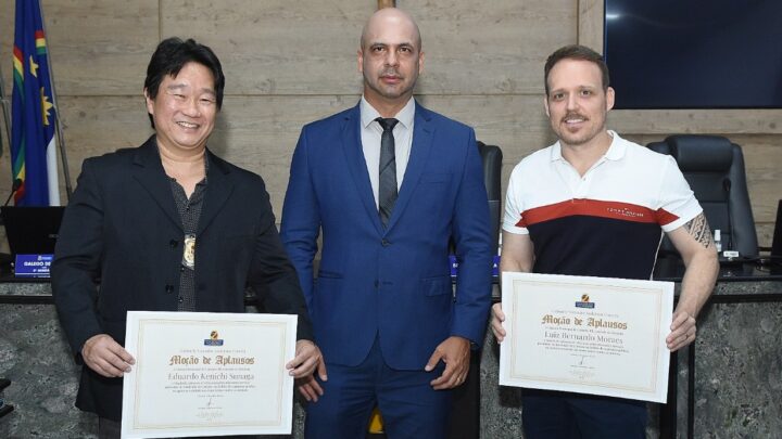 Anderson Correia homenageia delegados Eduardo Sunaga e Luiz Bernardo na Câmara de Caruaru
