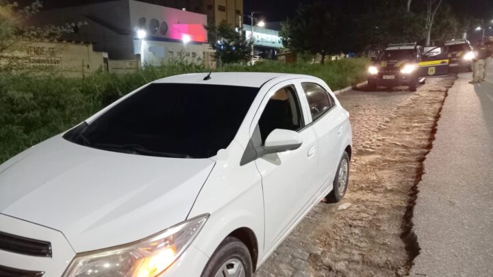 PRF apreende dupla com arma e carro roubado em Caruaru