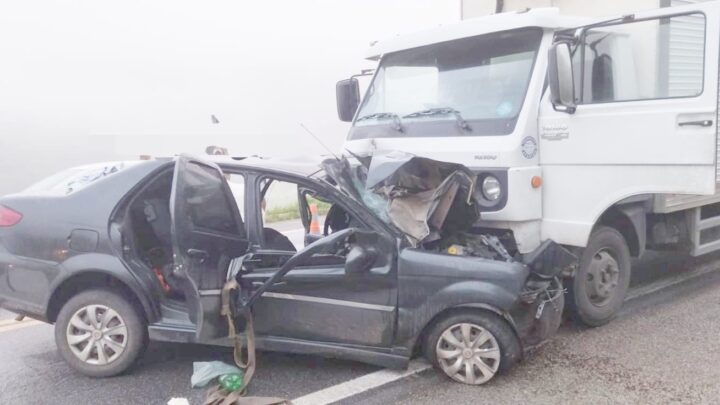 Colisão frontal entre carro e caminhão na BR 232 deixa três pessoas feridas