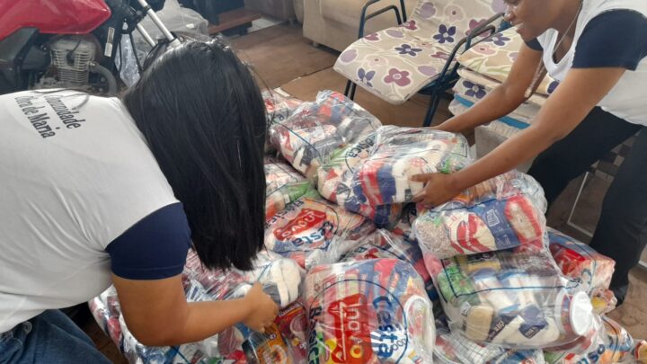 Mais de 25 toneladas de alimentos e material de limpeza foram doadas à Obra de Maria para ajudar vítimas das enchentes