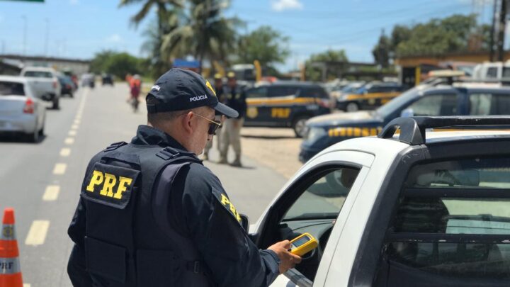 PRF autua motorista de ônibus com 45 passageiros por alcoolemia na BR 232