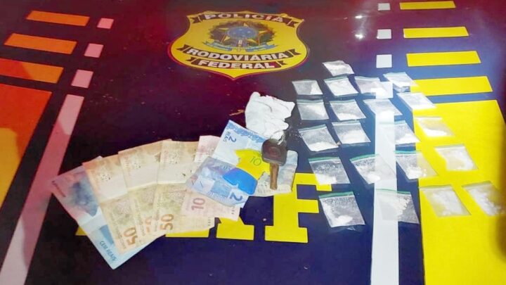 Homem é detido com 21 papelotes de cocaína e porção de maconha na BR 232