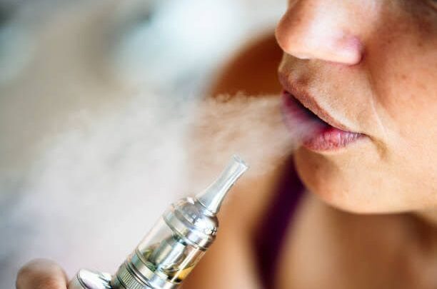 Uso compartilhado de cigarros eletrônicos e aumenta chance de contaminação por covid