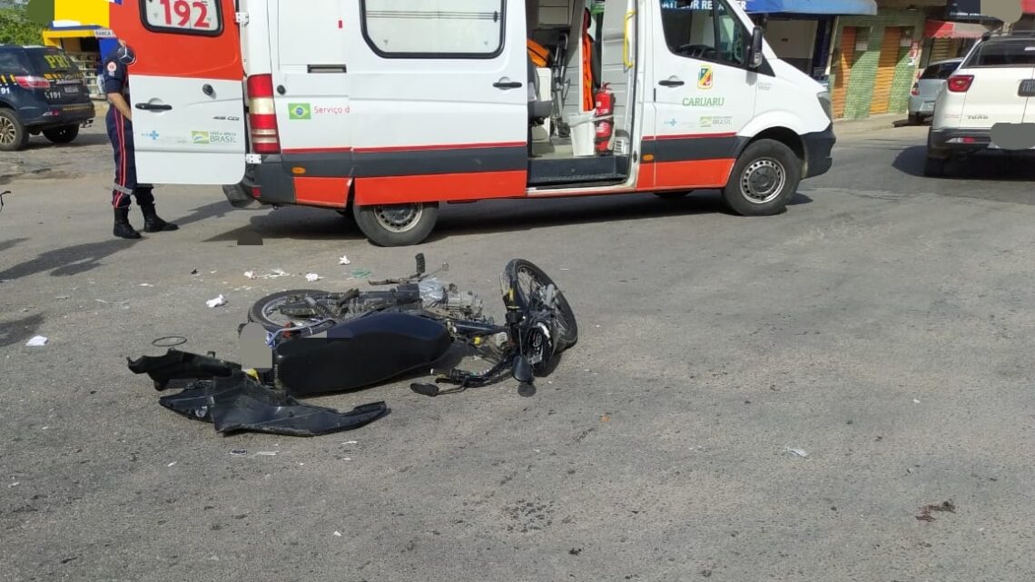 Homem fica ferido após colisão envolvendo moto e carro em Caruaru
