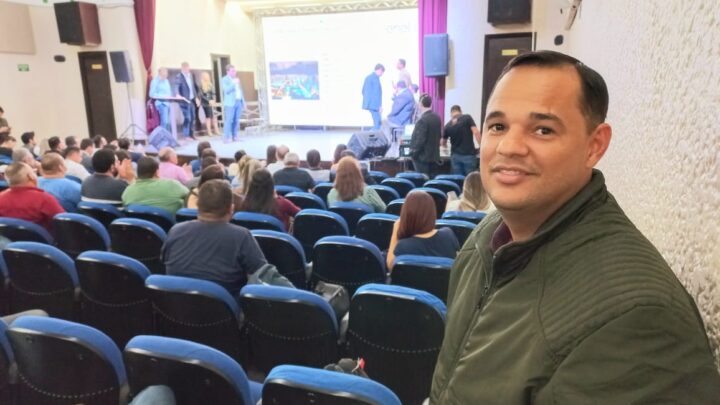 Vereador Irmão Ronaldo prestigia assinatura de PPP para implantação 100% de iluminação de LED