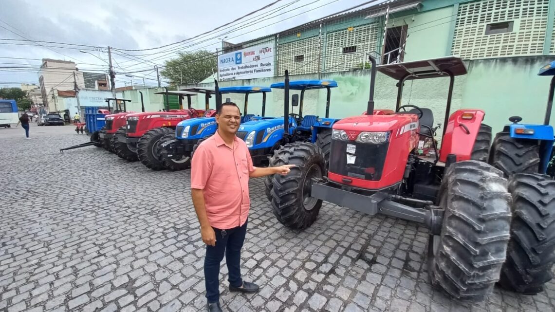 Vereador Irmão Ronaldo participa da entrega de tratores para agricultores, emenda do deputado Wolney Queiroz