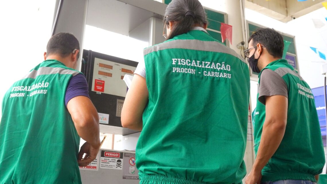Procon Caruaru visita postos de gasolina e orienta sobre Decreto Federal