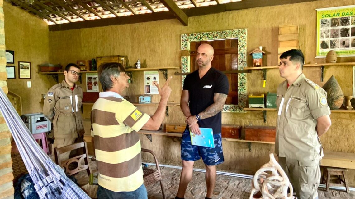 Anderson Correia reúne Bombeiros e especialista para criar políticas públicas para o manejo de abelhas em Caruaru