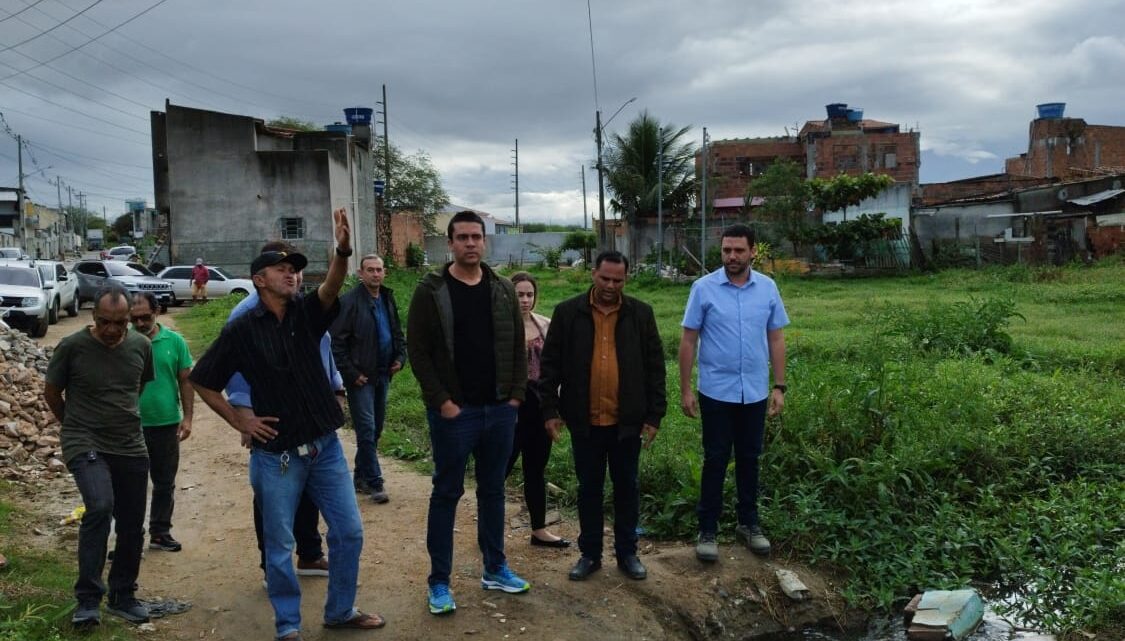 Vereador Irmão Ronaldo e prefeito Rodrigo Pinheiro visitam ruas do bairro Severino Afonso