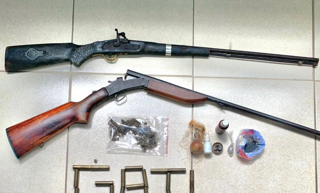 Dono de bar é preso com armas e drogas Dono de bar é preso com armas e drogas