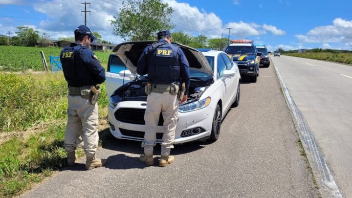 PRF recupera carro roubado na BR 232, em Caruaru
