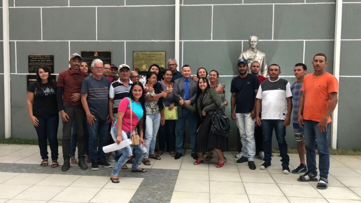 Vereador Cabo Cardoso intermedia conversa entre prefeito Rodrigo Pinheiro e moradores da Vila Cipó