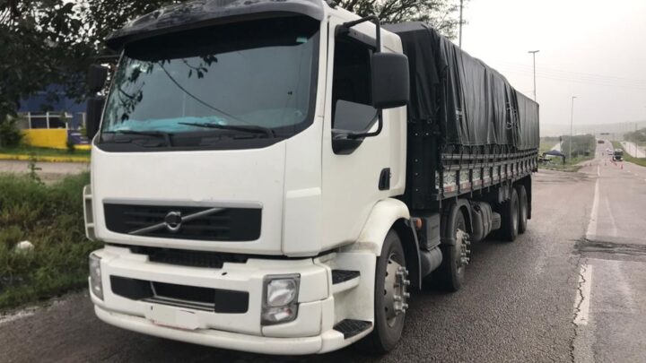 Caminhão carregado com 27 toneladas de arroz sem o documento fiscal é retido em Caruaru