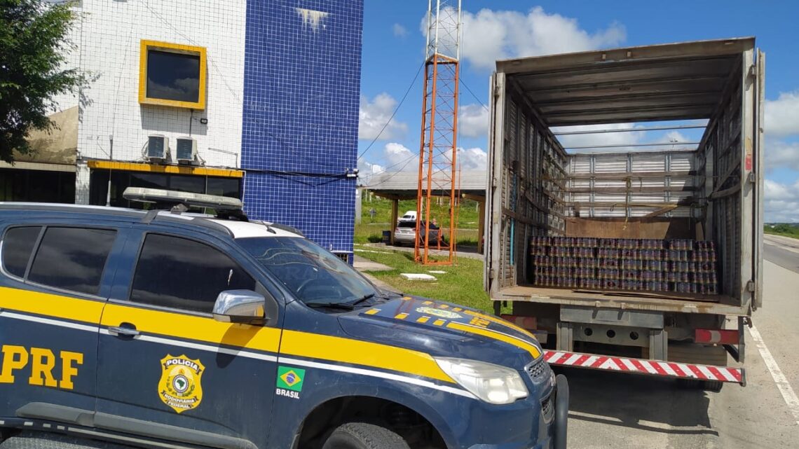 Carga de 7,9 mil latas de aguardente sem documentação fiscal é retida na BR 232