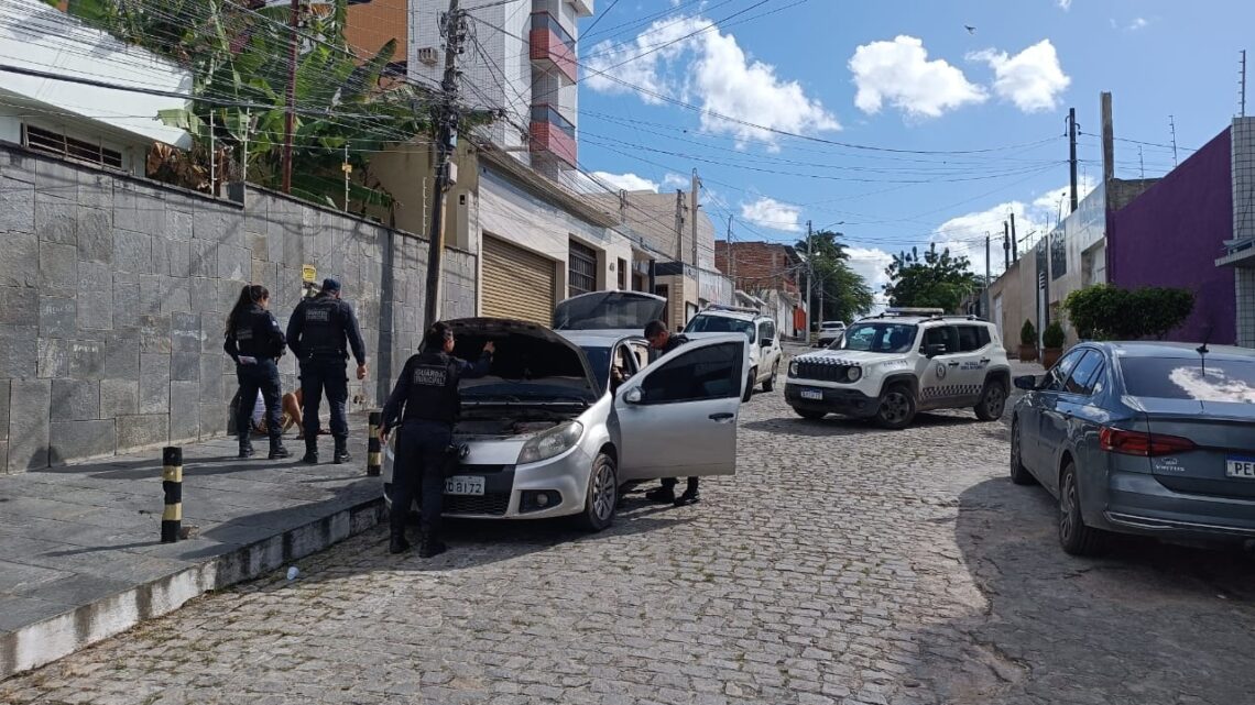 Guarda Municipal conduz à delegacia homem suspeito de usar notas falsas em Caruaru Guarda Municipal conduz à delegacia homem suspeito de usar notas falsas em Caruaru