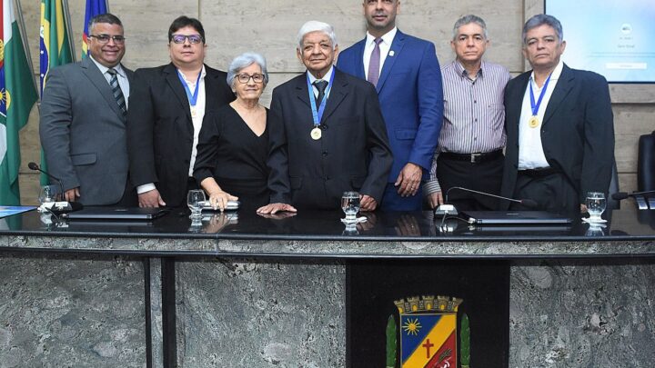 Anderson Correia entrega Medalha de Honra ao Mérito a sócios-diretores da Cardeal Distribuidora