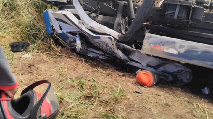 Motorista morre após caminhão capotar na BR 232