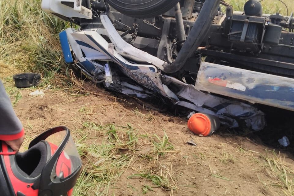 Motorista morre após caminhão capotar na BR 232 Motorista morre após caminhão capotar na BR 232