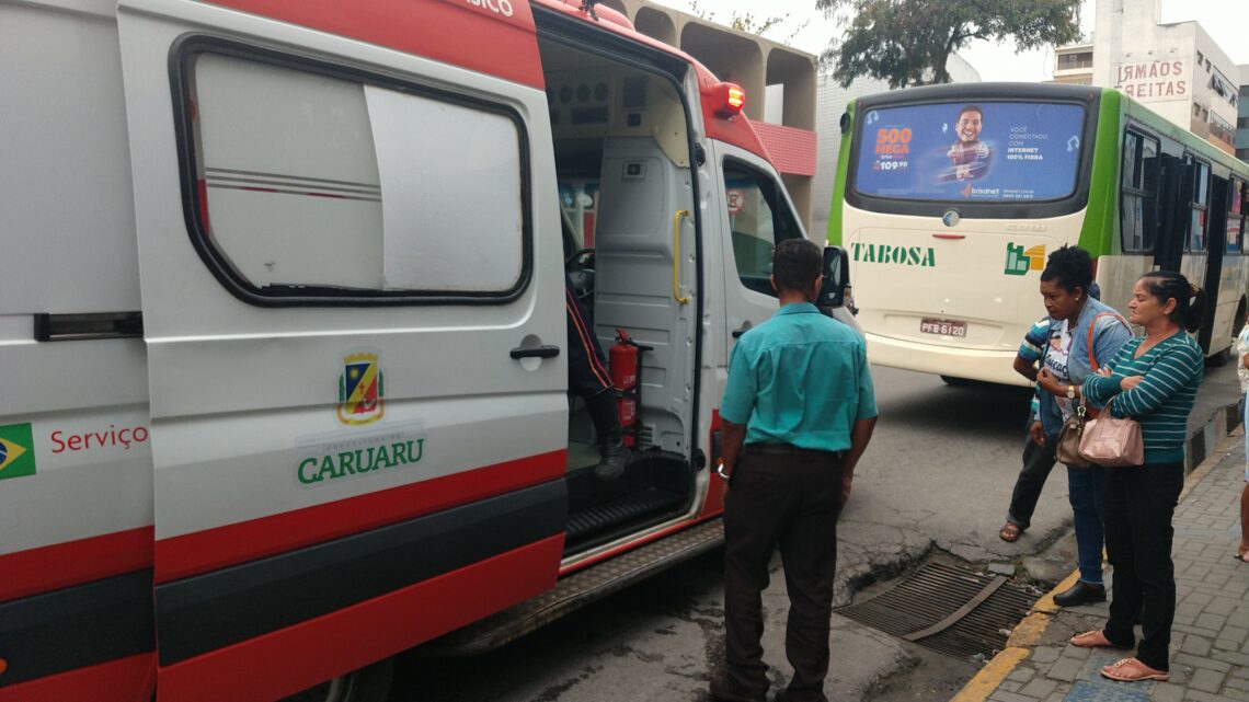 Mulher é atropelada por ônibus no centro de Caruaru