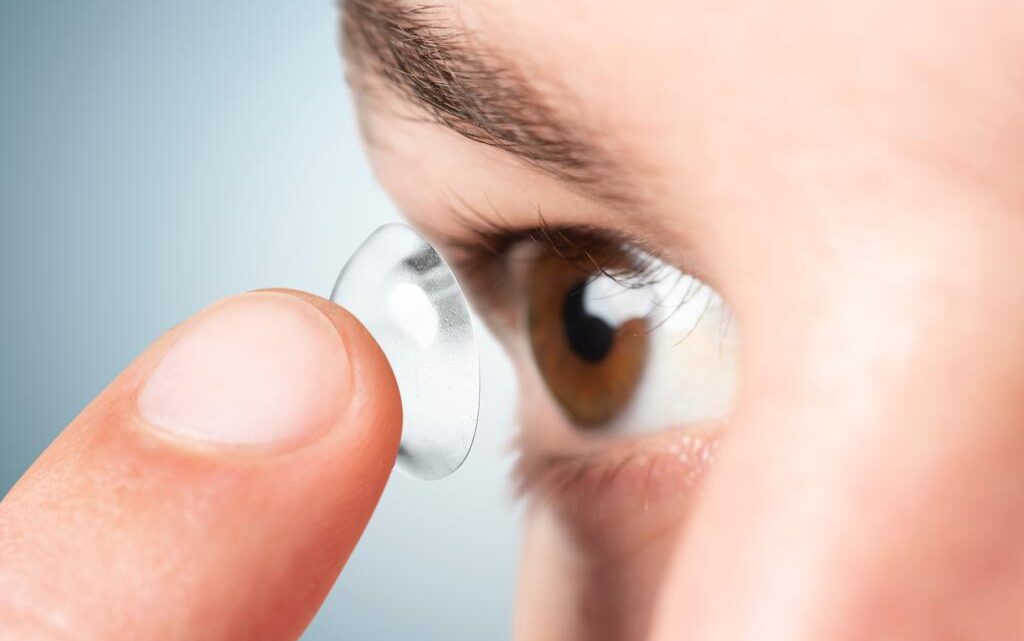 80% dos usuários usam lentes de contato de forma inadequada 80% dos usuários usam lentes de contato de forma inadequada