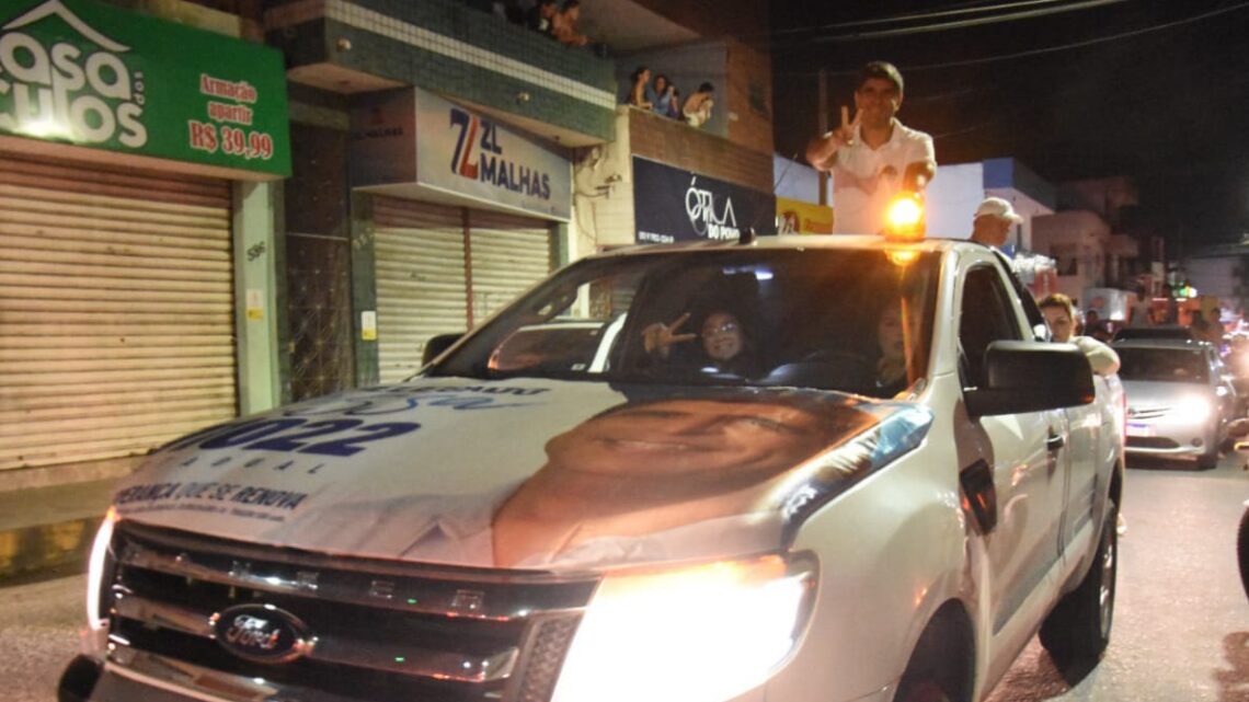 Lessa movimenta campanha com buzinaço em Caruaru