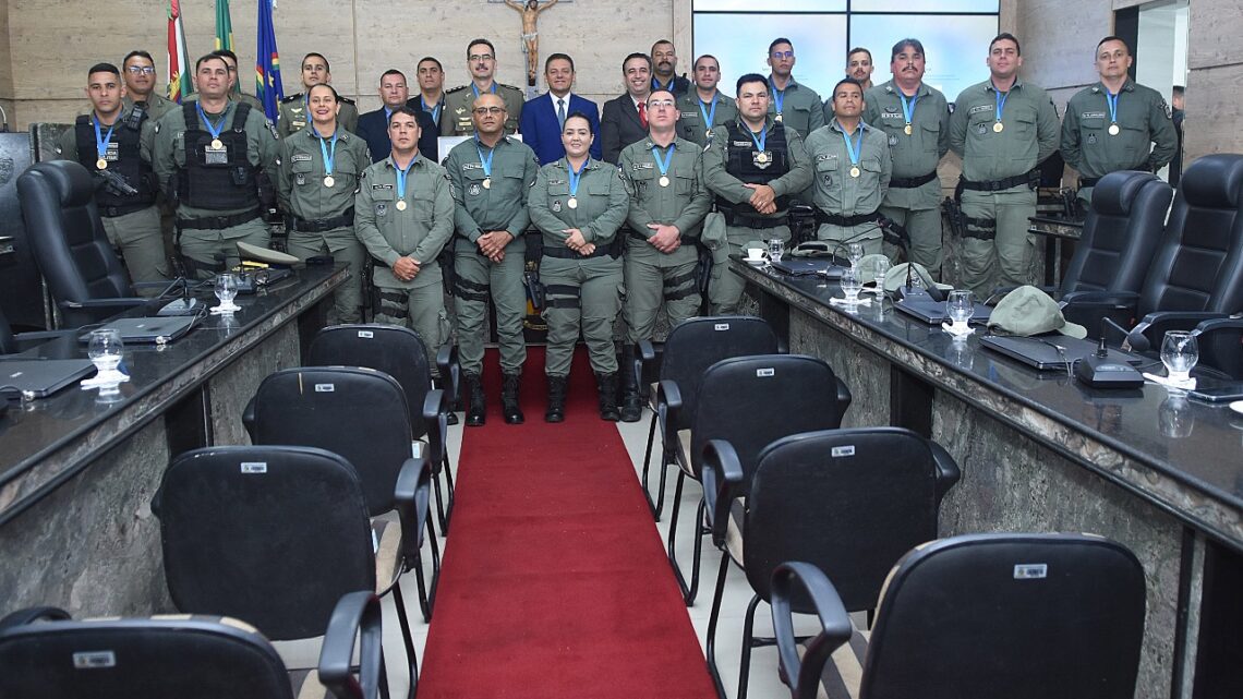 Vereador Galego de Lajes presta homenagem aos policiais da ROTAM na Câmara de Caruaru Vereador Galego de Lajes presta homenagem aos policiais da ROTAM na Câmara de Caruaru