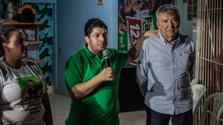 Fagner Fernandes visita moradores do Severino Afonso ao lado de Zé Queiroz