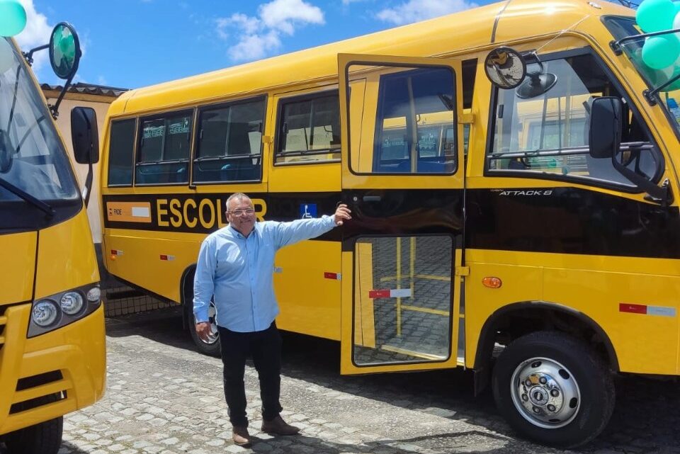 Vereador Maurício Caruaru destaca o investimento na educação com a entrega de micro-ônibus para alunos da rede municipal