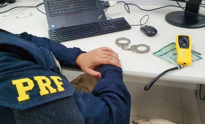 Motorista é detido por embriaguez na BR 232, em Caruaru